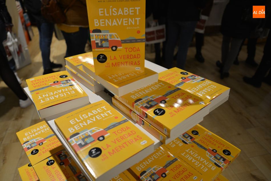 Foto 5 - Exitosa firma de libros de Elísabet Benavent en la Librería Santos Ochoa