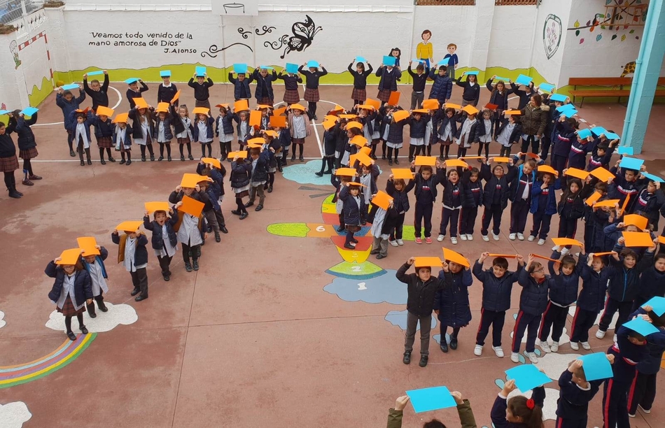 Foto 2 - Los alumnos de Misioneras-Santa Teresa conforman un gran mosaico humano por el 75 Aniversario  