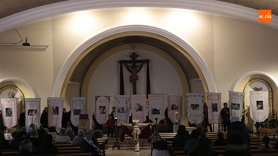 El Via Crucis se celebró en el interior de la parroquia de Jesús Obrero por la lluvia. Foto de Alejandro López