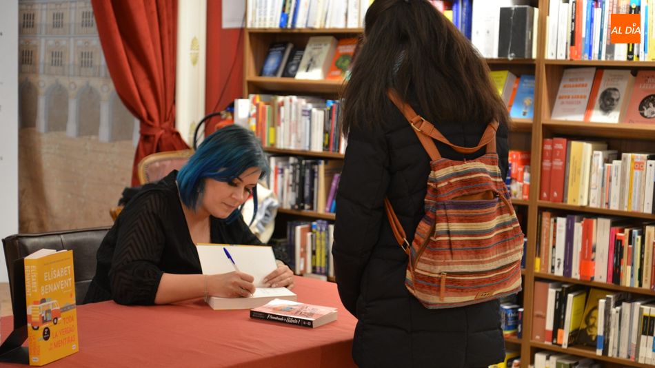 Elísabet Benavent ha firmado libros en Santos Ochoa. Foto: Lydia González
