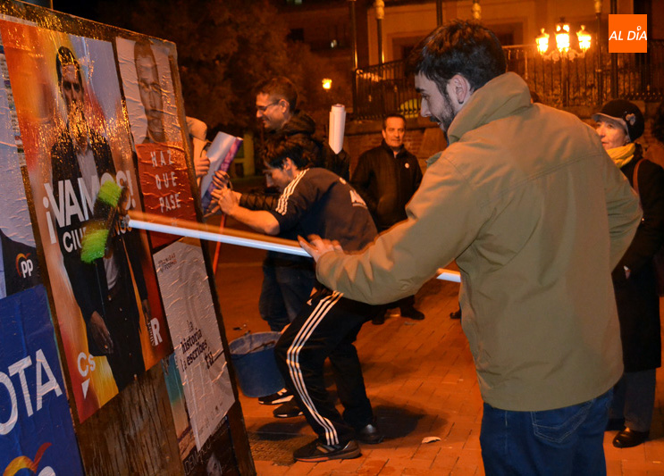 Foto 2 - La pegada de carteles marca el inicio de la campaña electoral hacia las elecciones generales en...