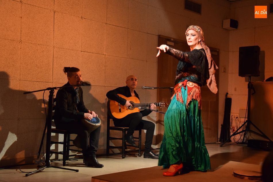 Foto 3 - Rita Clara muestra en la Casa de las Conchas el ‘Flamenco de Libro’