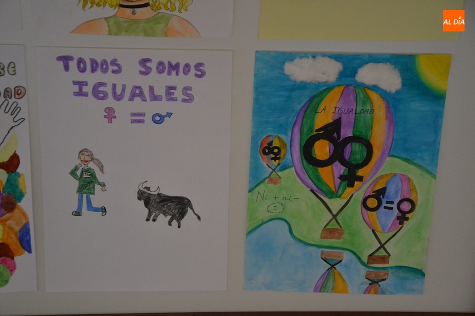 Foto 2 - Misioneras-Santa Teresa expone los carteles elaborados por sus alumnos con motivo del 8M  