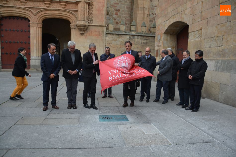Foto 3 - La Universidad de Salamanca descubre una placa conmemorativa del VIII Centenario en el Patio de...