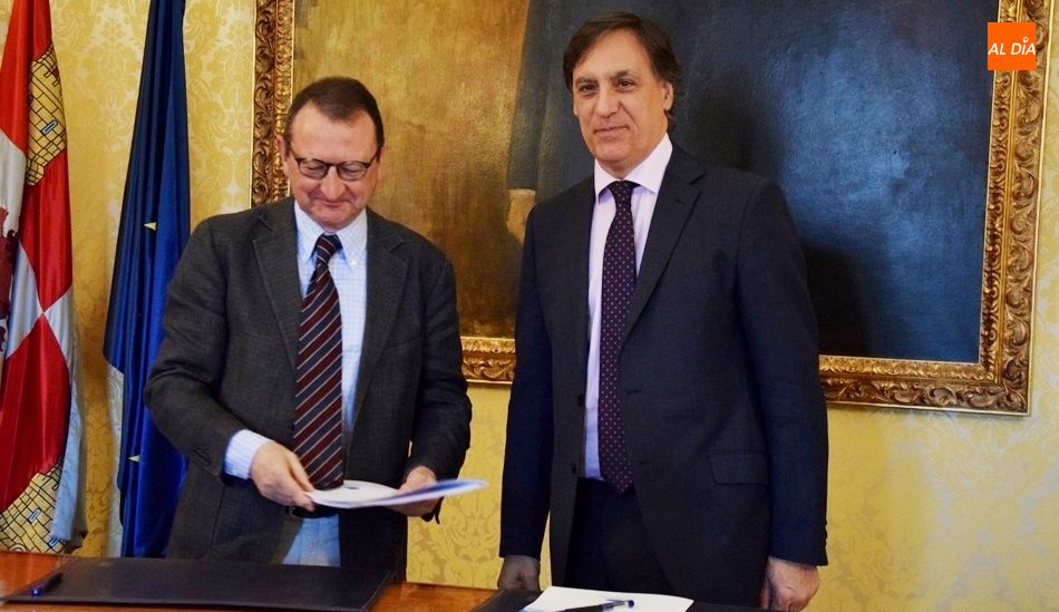 El alcalde firma el convenio de colaboración con el coleccionista salmantino Luciano Méndez. Foto: Eva Fernández