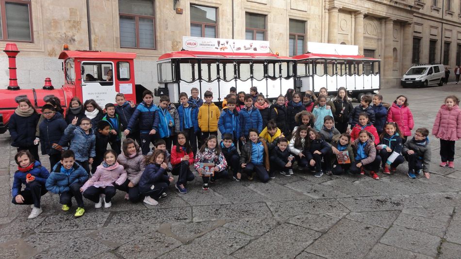 Escolares del Colegio San Juan Bosco visitan la Salamanca monumental en tren  