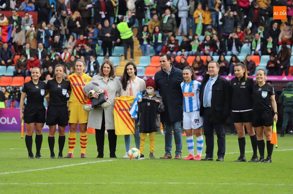 Foto 2 - El precioso gesto del Salamanca UDS y Unionistas con María, la ‘princesa guerrera futbolera’,...