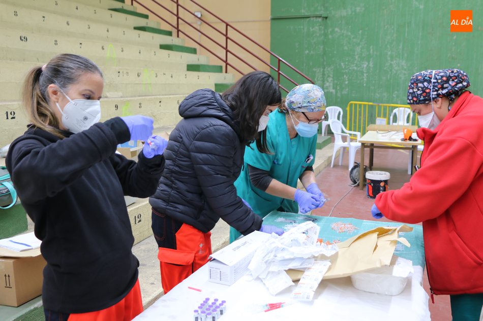 Sanitarias en el pabellón de Vitigudino, con motivo de una jornada de vacunación. Foto de archivo