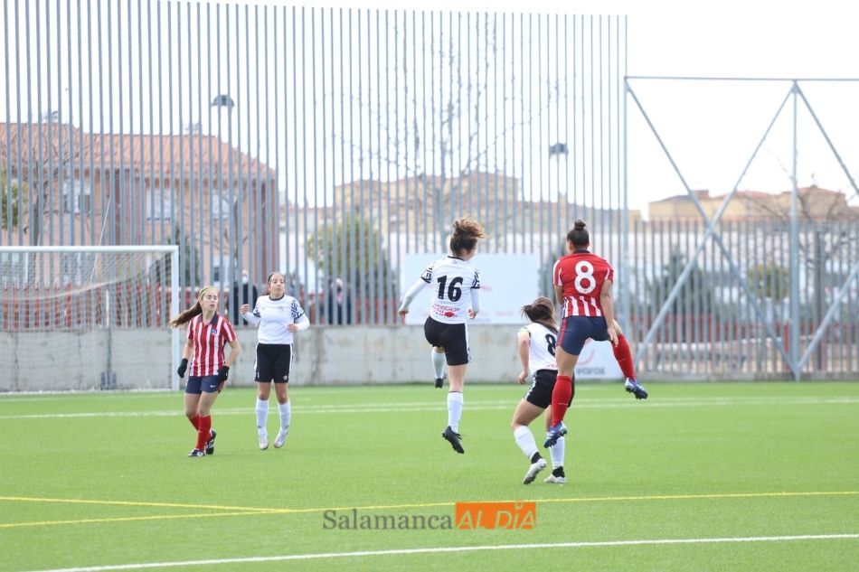 Foto 2 - El Salamanca UDS Femenino logra un ‘puntazo’ tras reponerse ante el todopoderoso Atleti ‘C’ ...