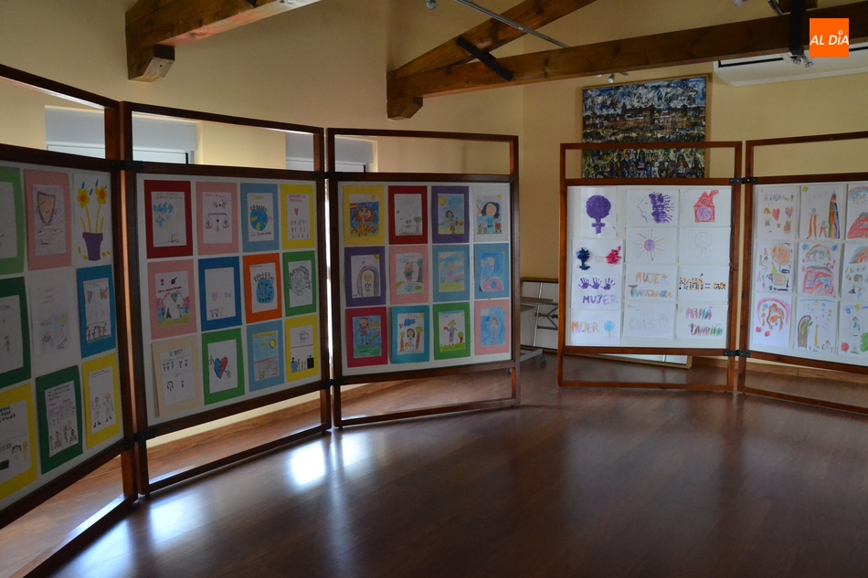 Foto 4 - Misioneras-Santa Teresa expone los carteles elaborados por sus alumnos con motivo del 8M  