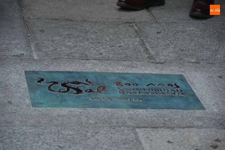 Foto 2 - La Universidad de Salamanca descubre una placa conmemorativa del VIII Centenario en el Patio de...