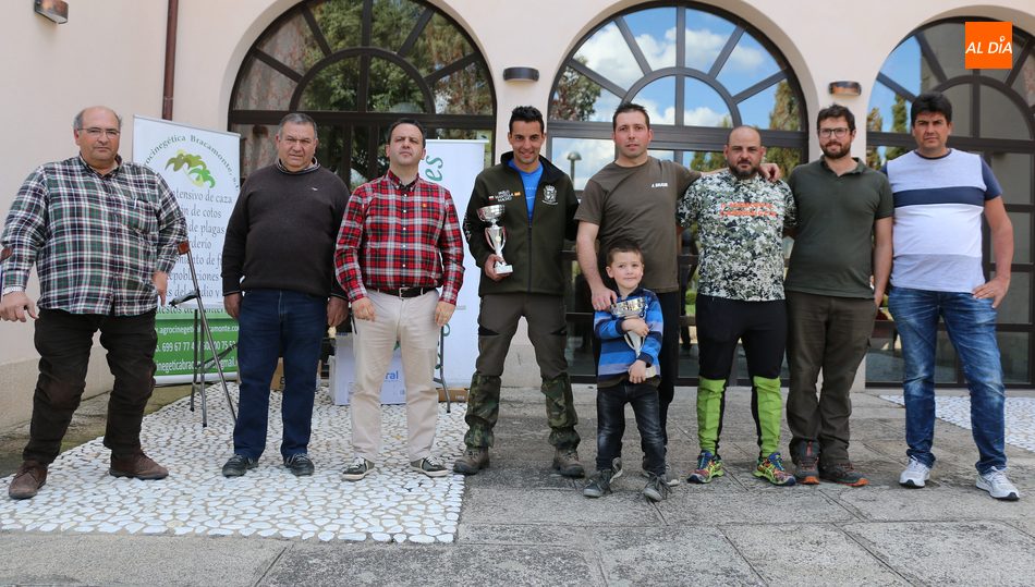 Jaime Salazar con su hijo sosteniendo el trofeo y junto al segundo y tercer clasificado y autoridades  / REP. GRÁFICO: CORRAL