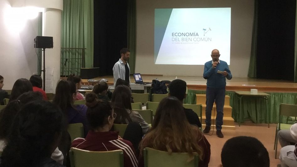 Los alumnos escuchan atentamente las propuestas de José Luis Sánchez Martín