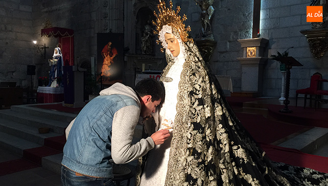 Nuestra Señora de la Soledad celebraba este sábado su tradicional besamanos en la iglesia parroquial