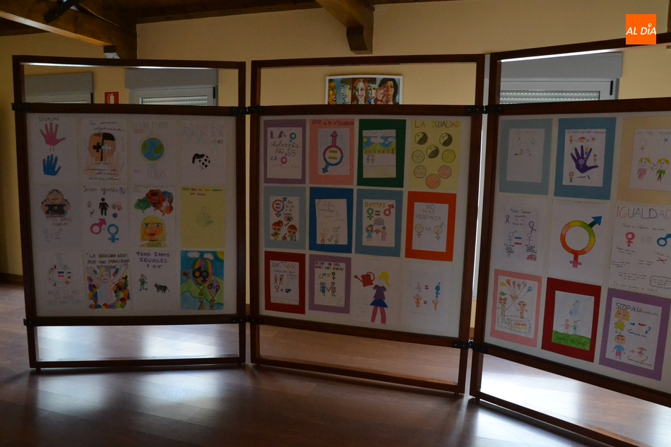 Foto 3 - Misioneras-Santa Teresa expone los carteles elaborados por sus alumnos con motivo del 8M  