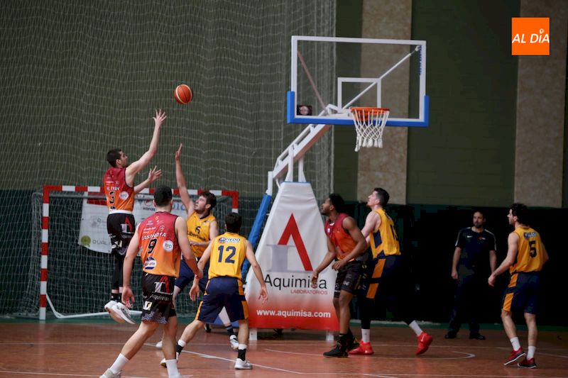 Acción del encuentro el Aquimisa Basket y el Liberbank Oviedo / Víctor Sánchez