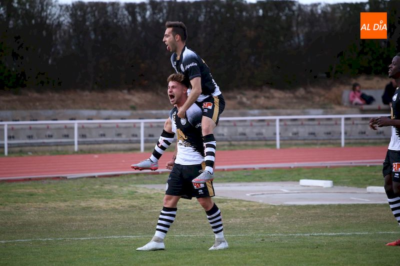 Garrido y Jorge Hernández celebran uno de los goles de Unionistas