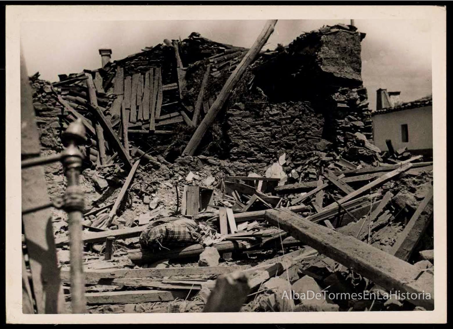 Foto 2 - Víctimas y destrozos causados por el bombardeo del 3 de julio de 1937 en Alba de Tormes
