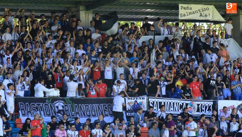 Aficionados del Salamanca UDS animan durante un partido