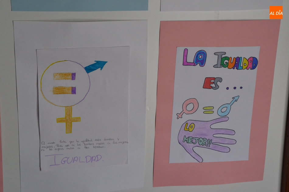Foto 5 - Misioneras-Santa Teresa expone los carteles elaborados por sus alumnos con motivo del 8M  