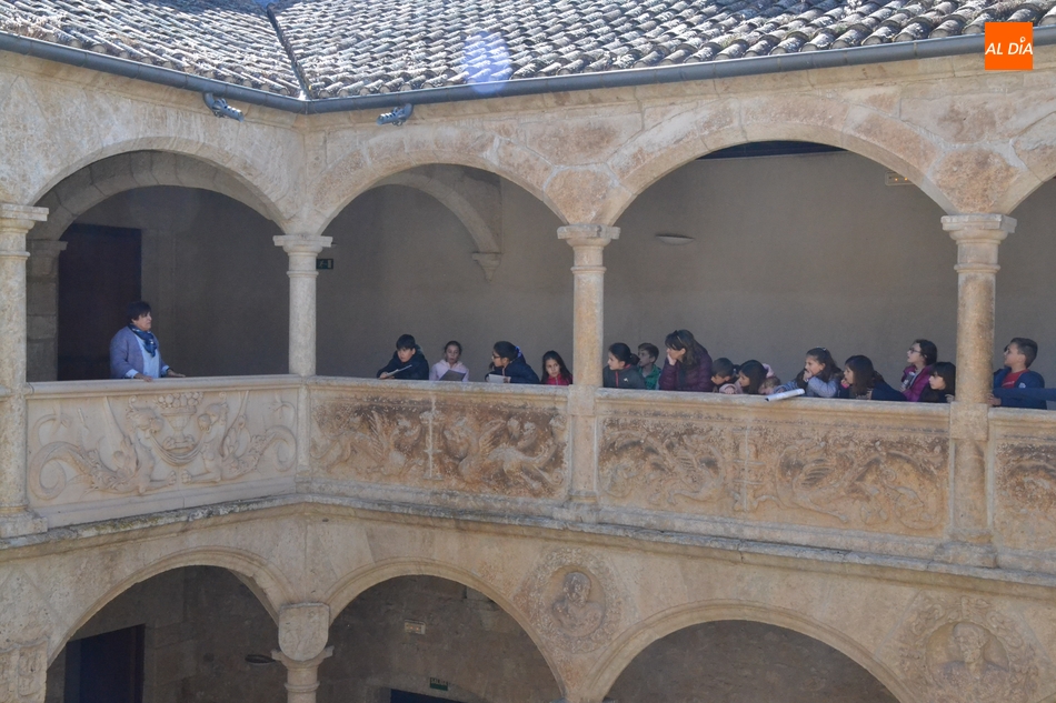 Foto 2 - La expo de pizarras de Los Águila recibe a un nuevo grupo del Colegio Miróbriga  