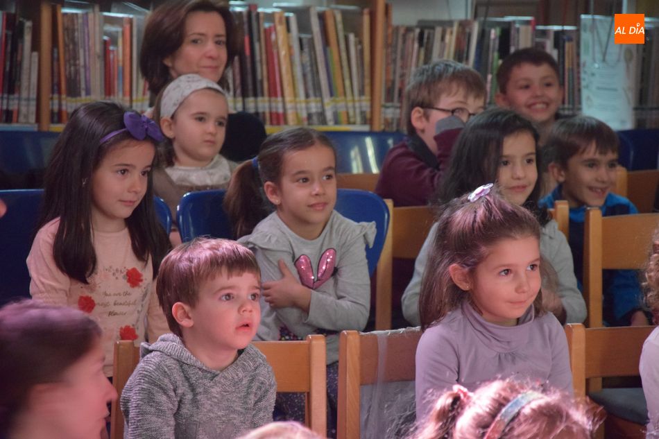 Foto 6 - El público infantil llena la Biblioteca Gabriel y Galán para disfrutar del montaje ‘Hasta las...