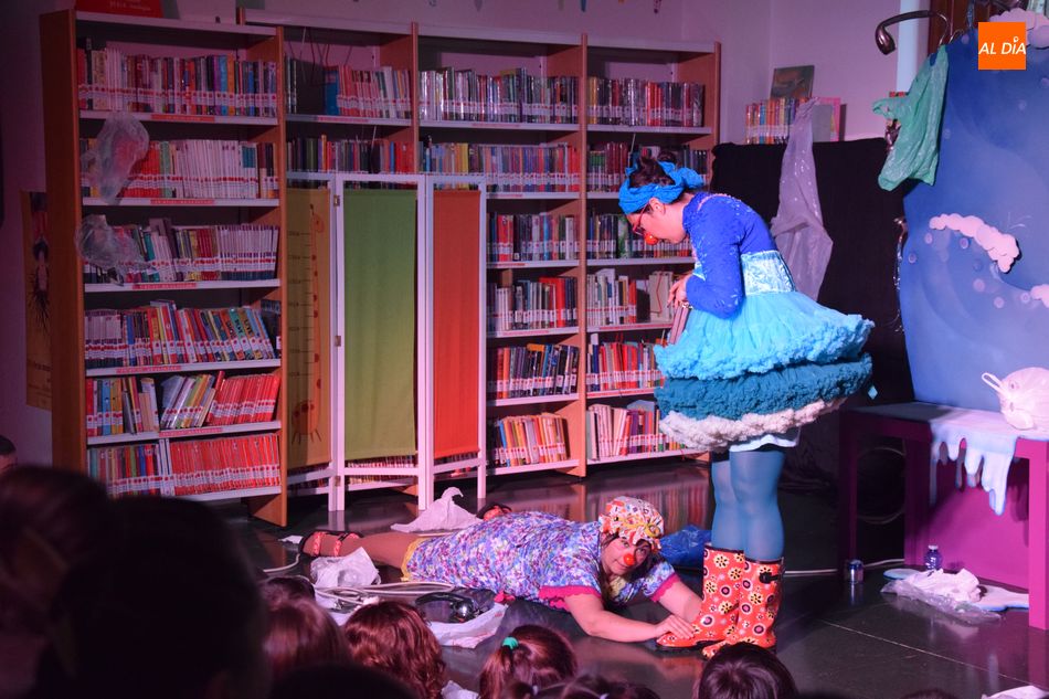 Foto 3 - El público infantil llena la Biblioteca Gabriel y Galán para disfrutar del montaje ‘Hasta las...