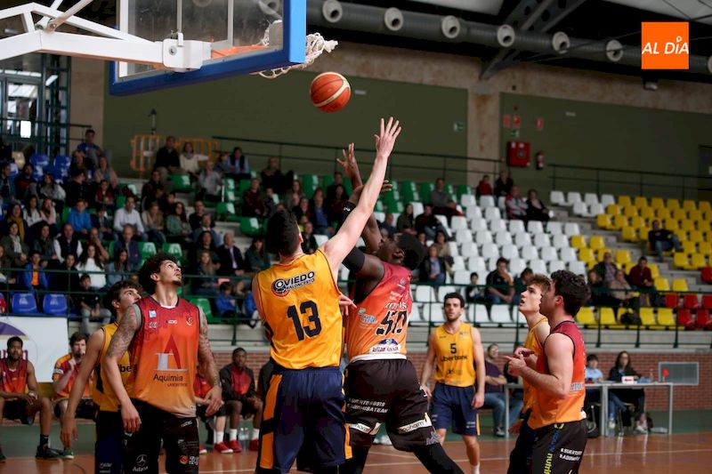 Foto 4 - Trabajada victoria del Aquimisa Basket frente al Baloncesto Oviedo (75-68)