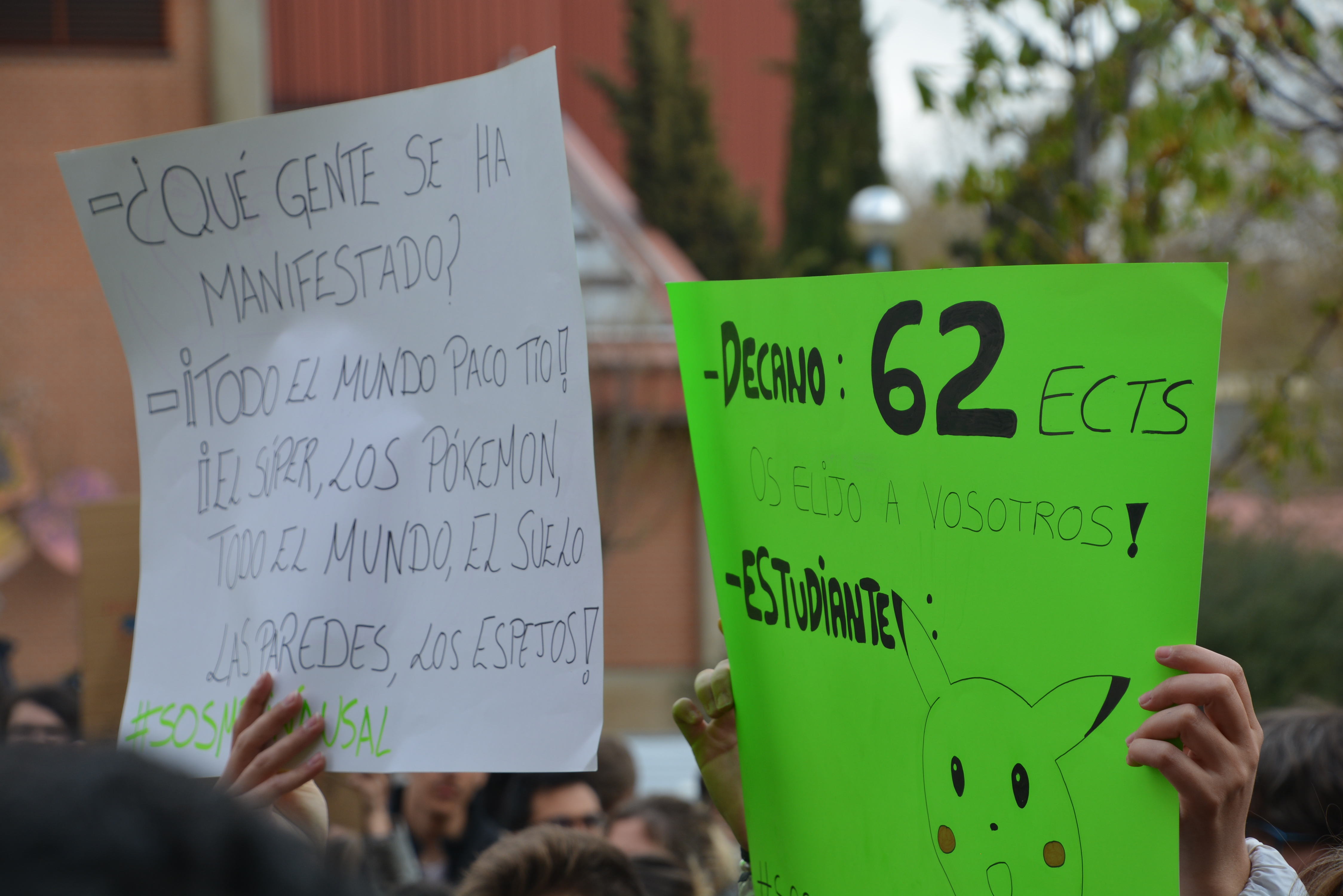 Foto 3 - Siguen las protestas de estudiantes de Medicina y Odontología por la reducción de créditos