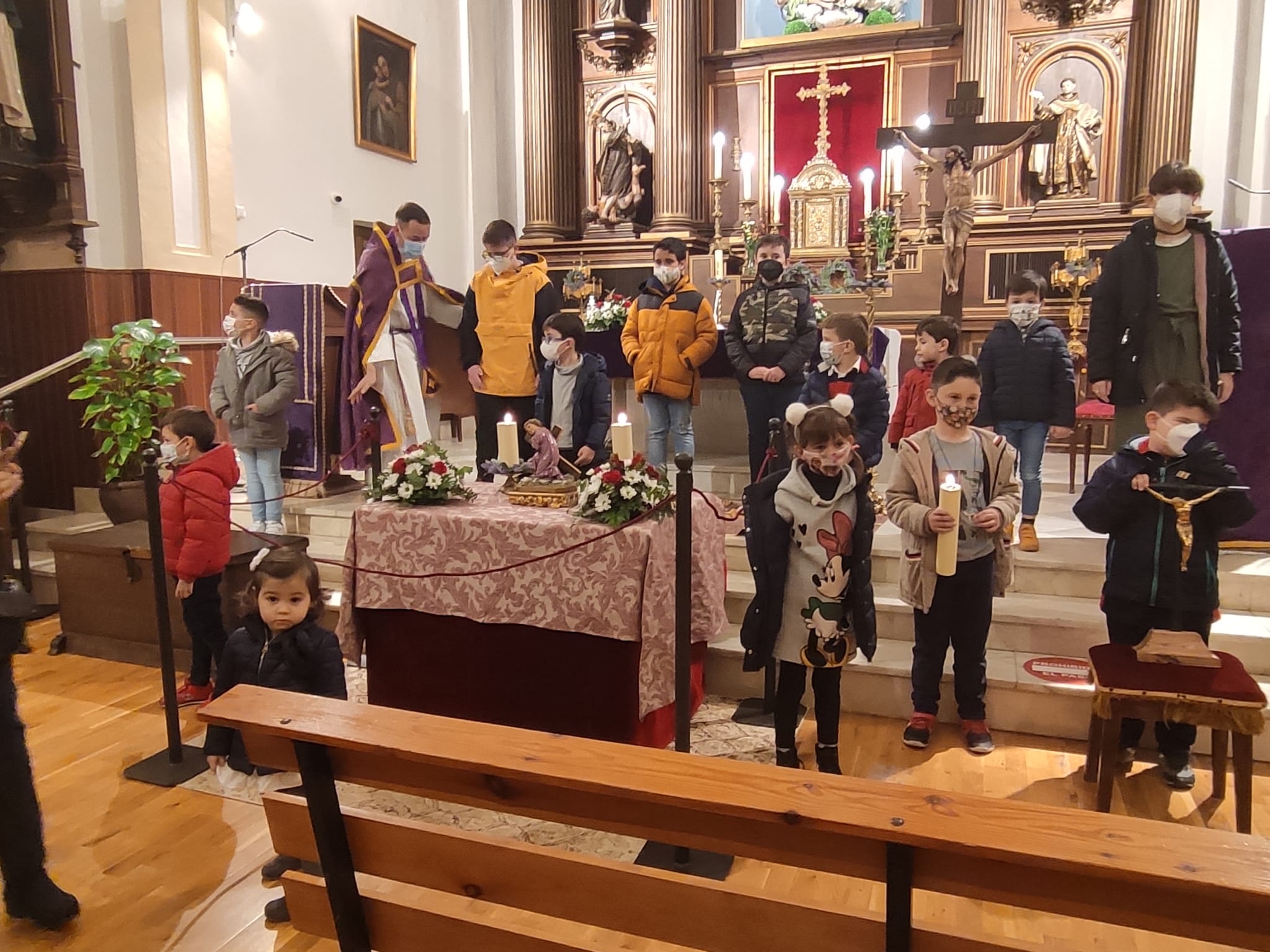 Foto 4 - Los más pequeños de Alba de Tormes celebran un viacrucis especial