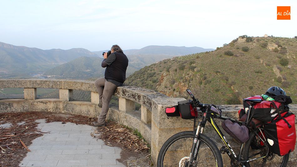 Viajero fotografiando el majestuoso paisaje desde el Alto da Sapinha / Fotos: Martín-Garay