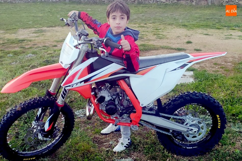 Ander Redero tiene diez años y lleva siete compitiendo en motocross
