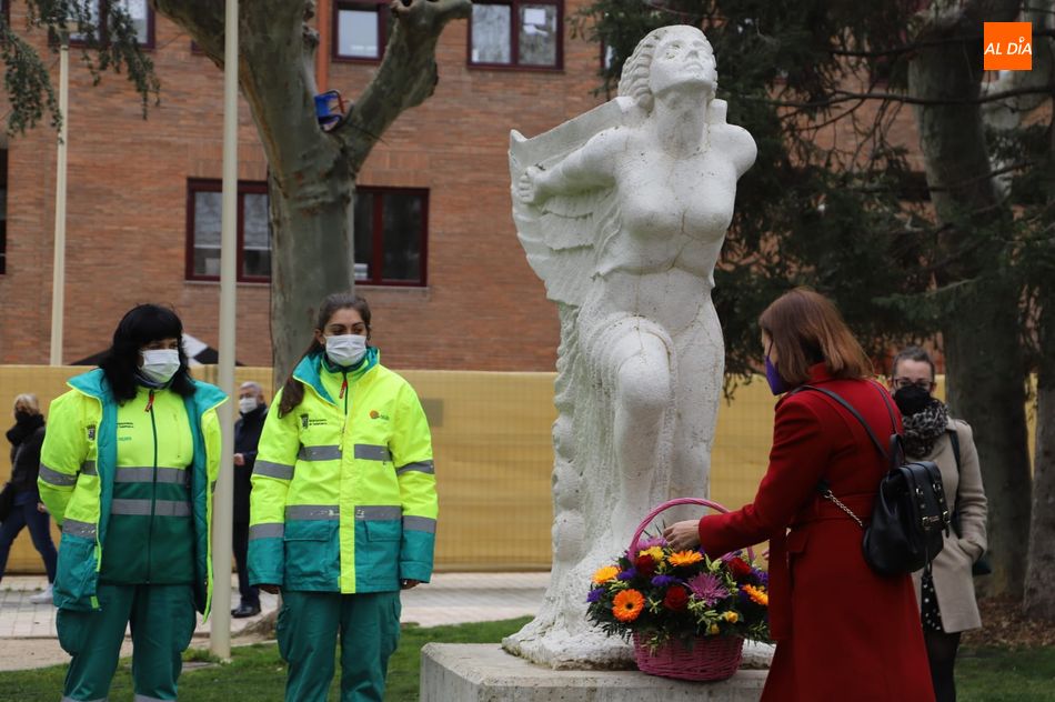 Foto 6 - Salamanca homenajea a la mujer con una ofrenda floral junto a la escultura ‘Victoria’ 