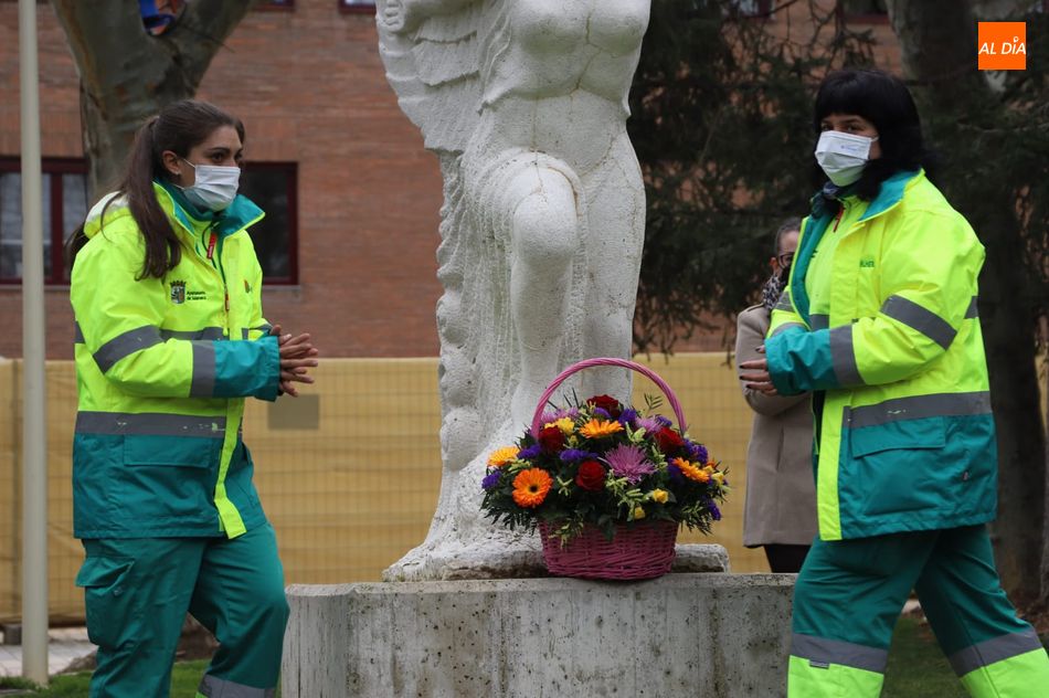 Foto 4 - Salamanca homenajea a la mujer con una ofrenda floral junto a la escultura ‘Victoria’ 