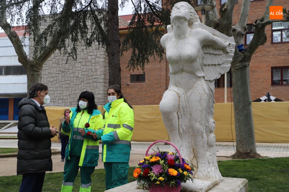 Foto 3 - Salamanca homenajea a la mujer con una ofrenda floral junto a la escultura ‘Victoria’ 