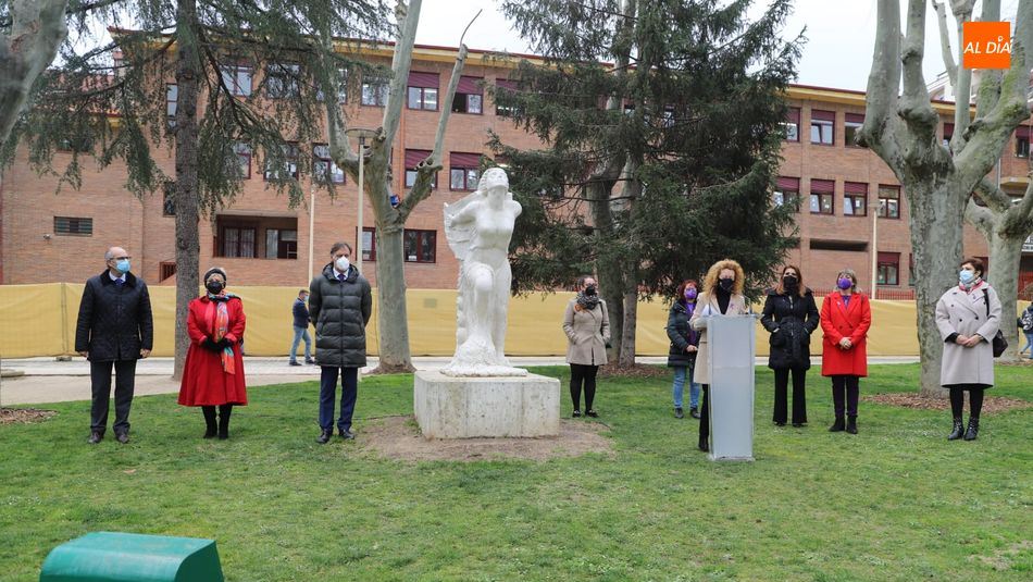 Acto de homenaje a las mujeres, en el parque de la Alamedilla, organizado por el Ayuntamiento de Salamanca. Foto de Lydia González