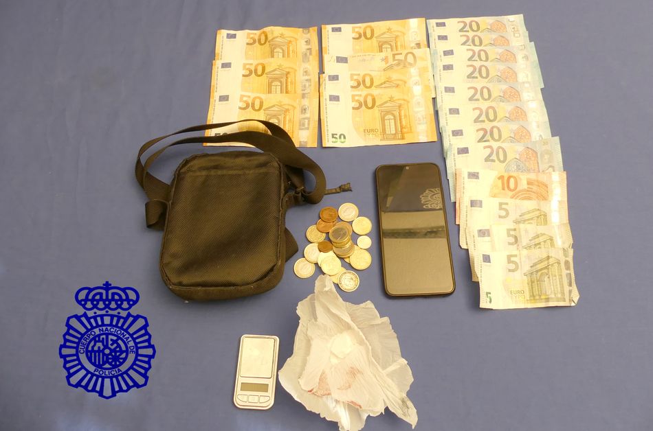 Dinero y objetos que portaba la mujer en el momento de su detención