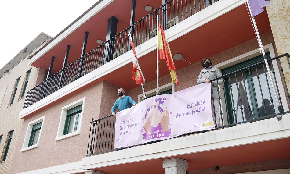 Pancarta conmemorativa por el Día de la Mujer en el Ayuntamiento de Carbajosa