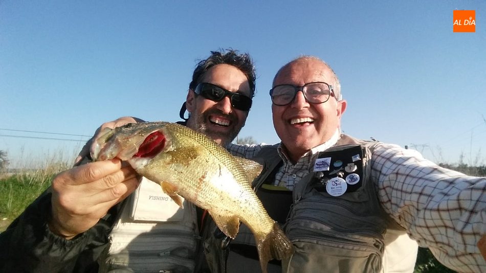 Además de los basses y la buena temperatura, la amistad y el compañerismo también cuenta en la pesca / JOSÉ IGNACIO HERNÁNDEZ