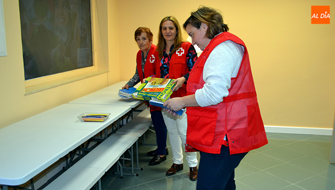 Maite Pérez, Presidenta de la Asamblea comarcal de Cruz Roja, presentaba junto a voluntarios el nuevo local de trabajo en Peñaranda