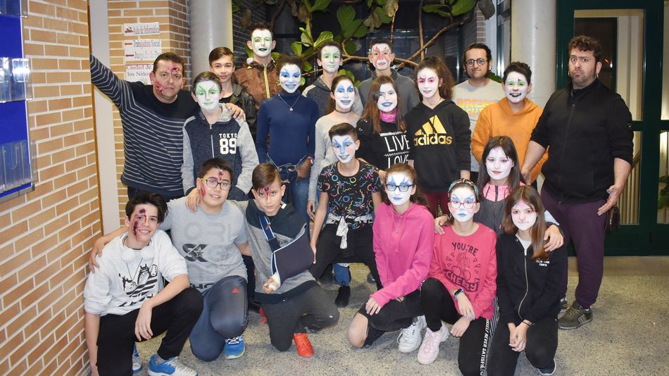 Los particpiantes muestran los maquillajes de Carnaval realizados en el taller