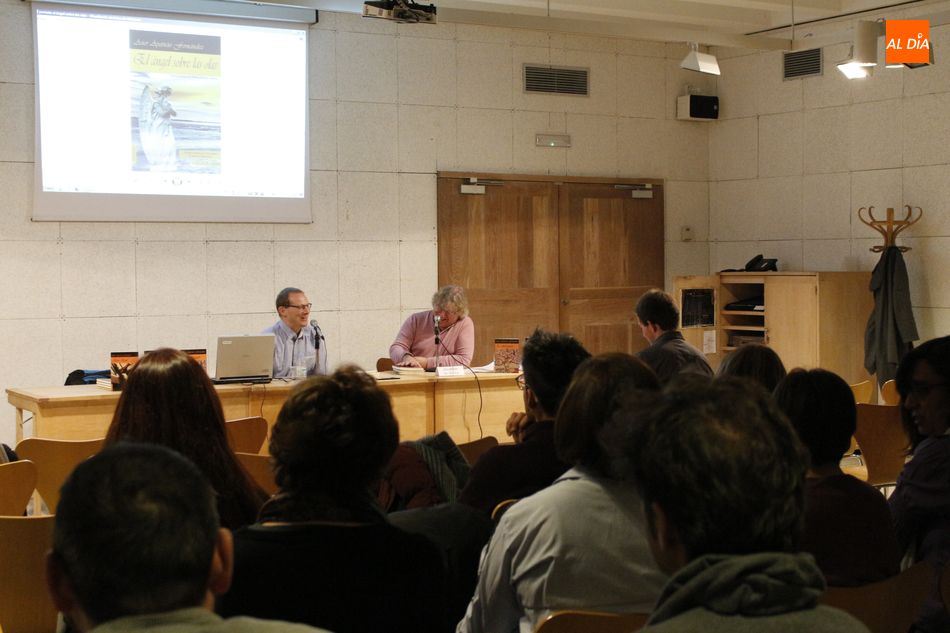 Foto 6 - La Casa de las Conchas acoge la presentación de los libros de Asier Aparicio Fernández