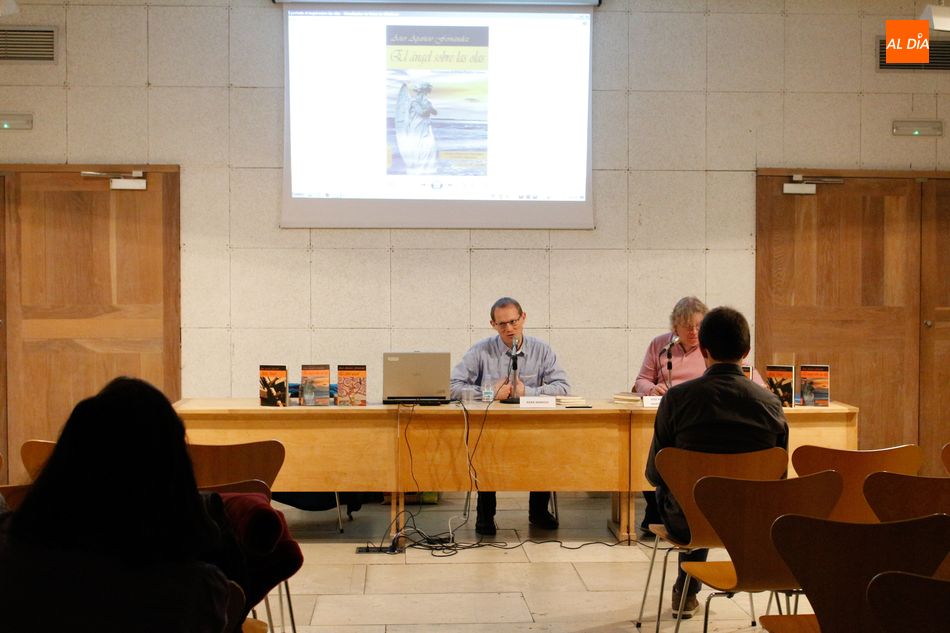 Foto 4 - La Casa de las Conchas acoge la presentación de los libros de Asier Aparicio Fernández