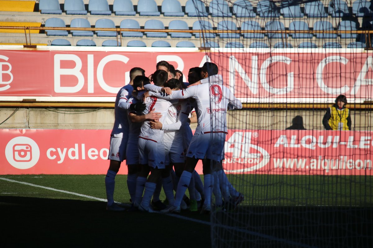 Los jugadores de la Cultural y Deportiva Leonesa celebran un gol en casa / CYD Leonesa