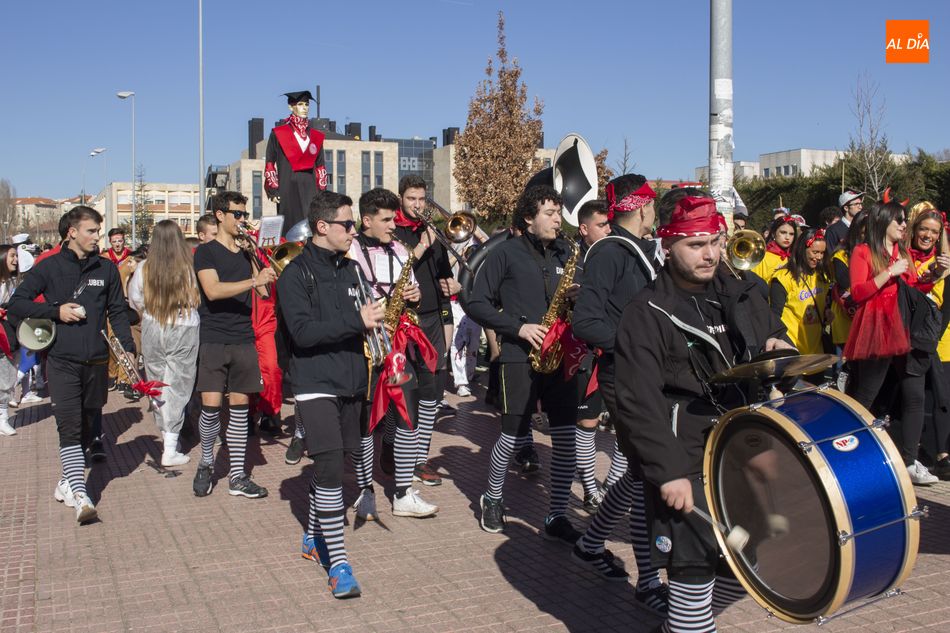 Foto 4 - Divertido desfile de los estudiantes de Derecho por las fiestas del Codex