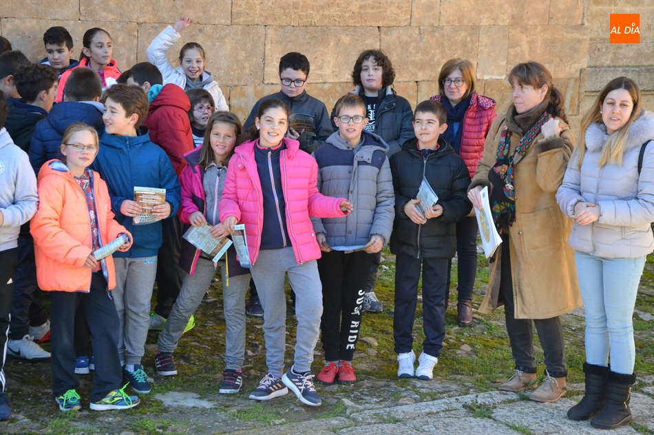Foto 3 - Alumnos del Colegio Miróbriga participan en las visitas guiadas a la Catedral  