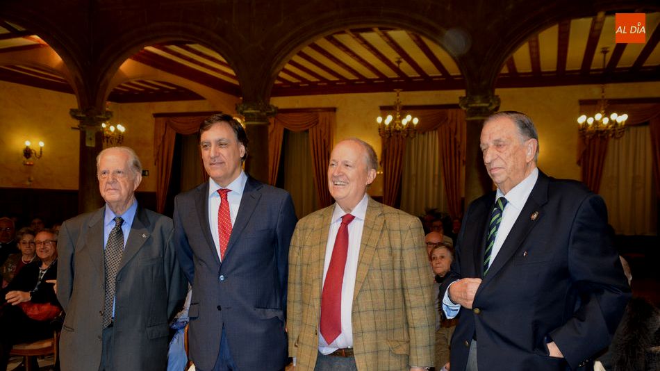 El autor ha estado acompañado por el alcalde y el presidente del Casino. Foto: Lydia González