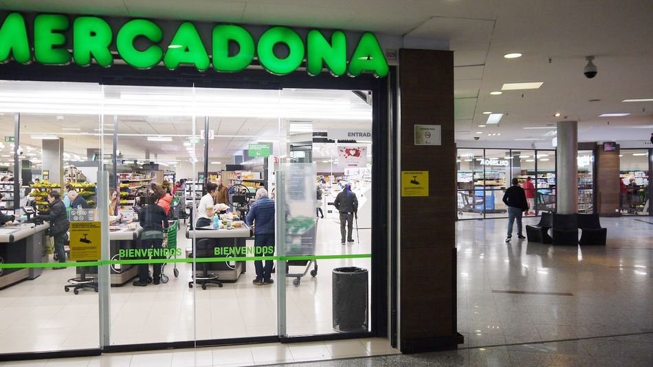 El supermercado del Centro Comercial El Tormes dispone, entre otras mejoras, de una nueva entrada con doble acristalado