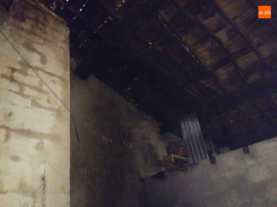 Estado en el que quedó el techo de la vivienda tras el incendio. Foto: Bomberos de Guijuelo