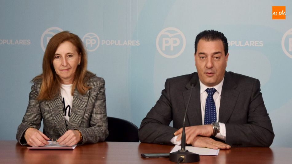 Los procuradores del PP, Concepción Miguélez y Salvador Cruz. Foto de Eva Fernández